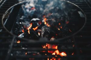 Kam dát uhlí v grilu pro optimální výsledky? Praktické tipy 8 Kam dát uhlí v grilu pro optimální výsledky? Praktické tipy